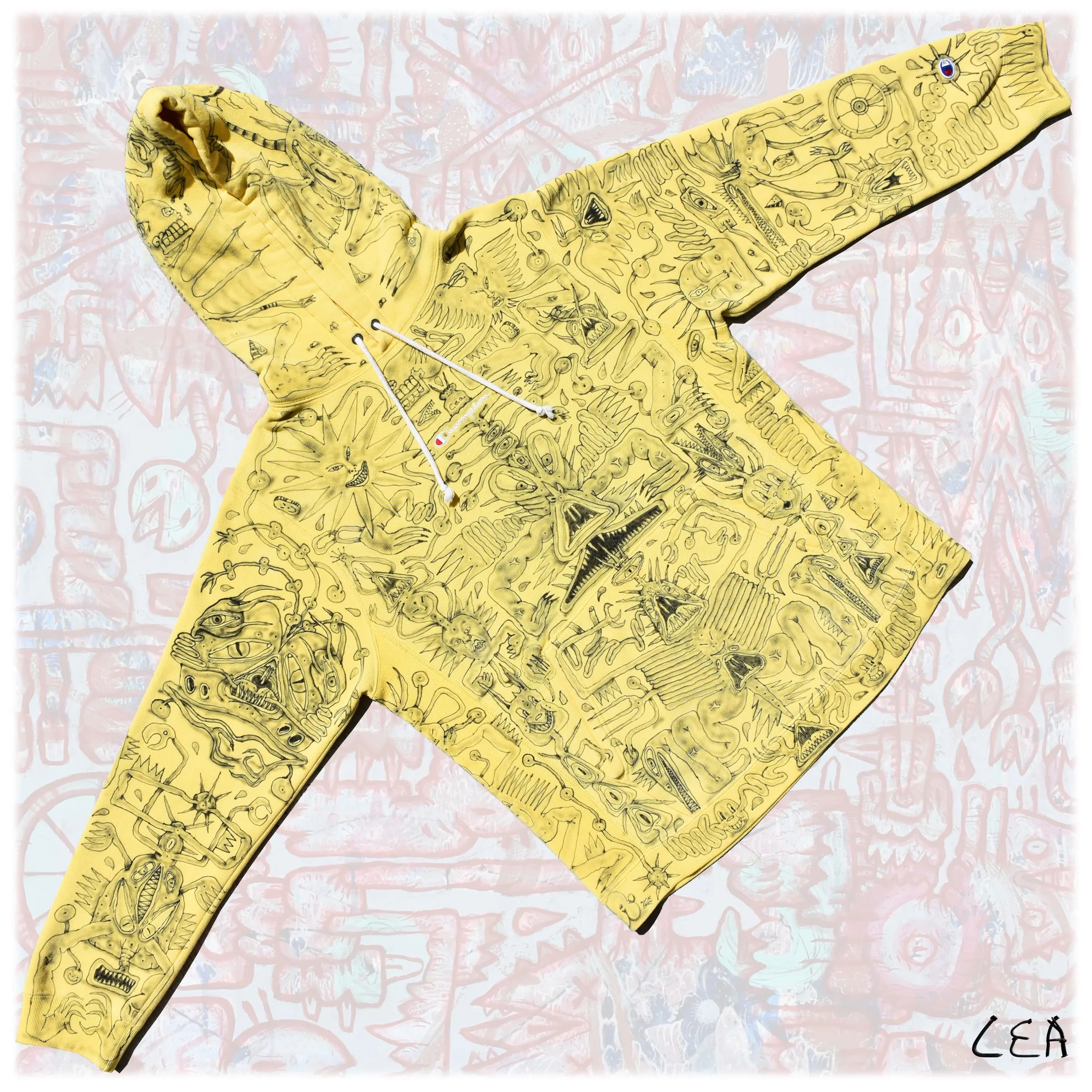 Sudadera amarilla intervenida