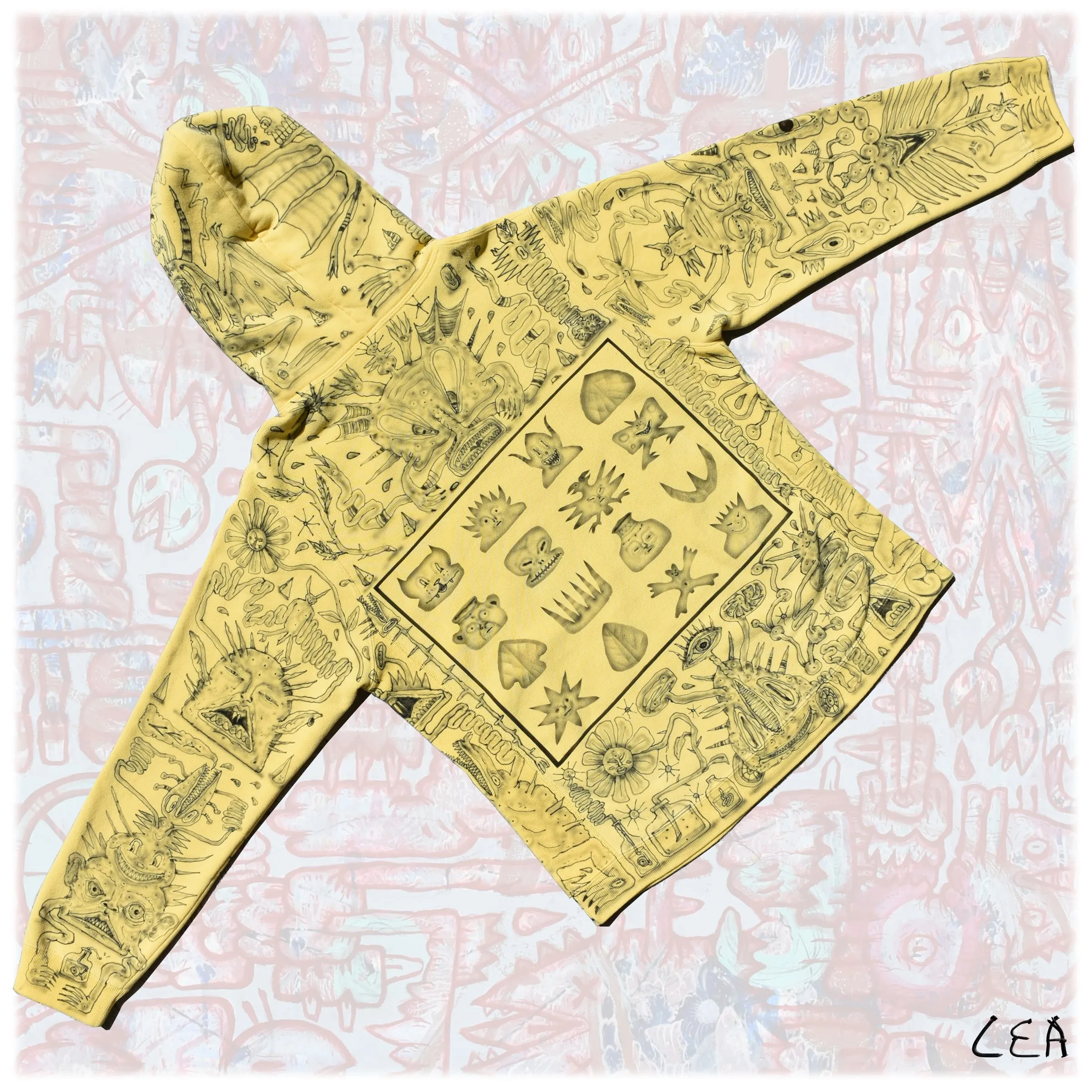 Sudadera amarilla intervenida