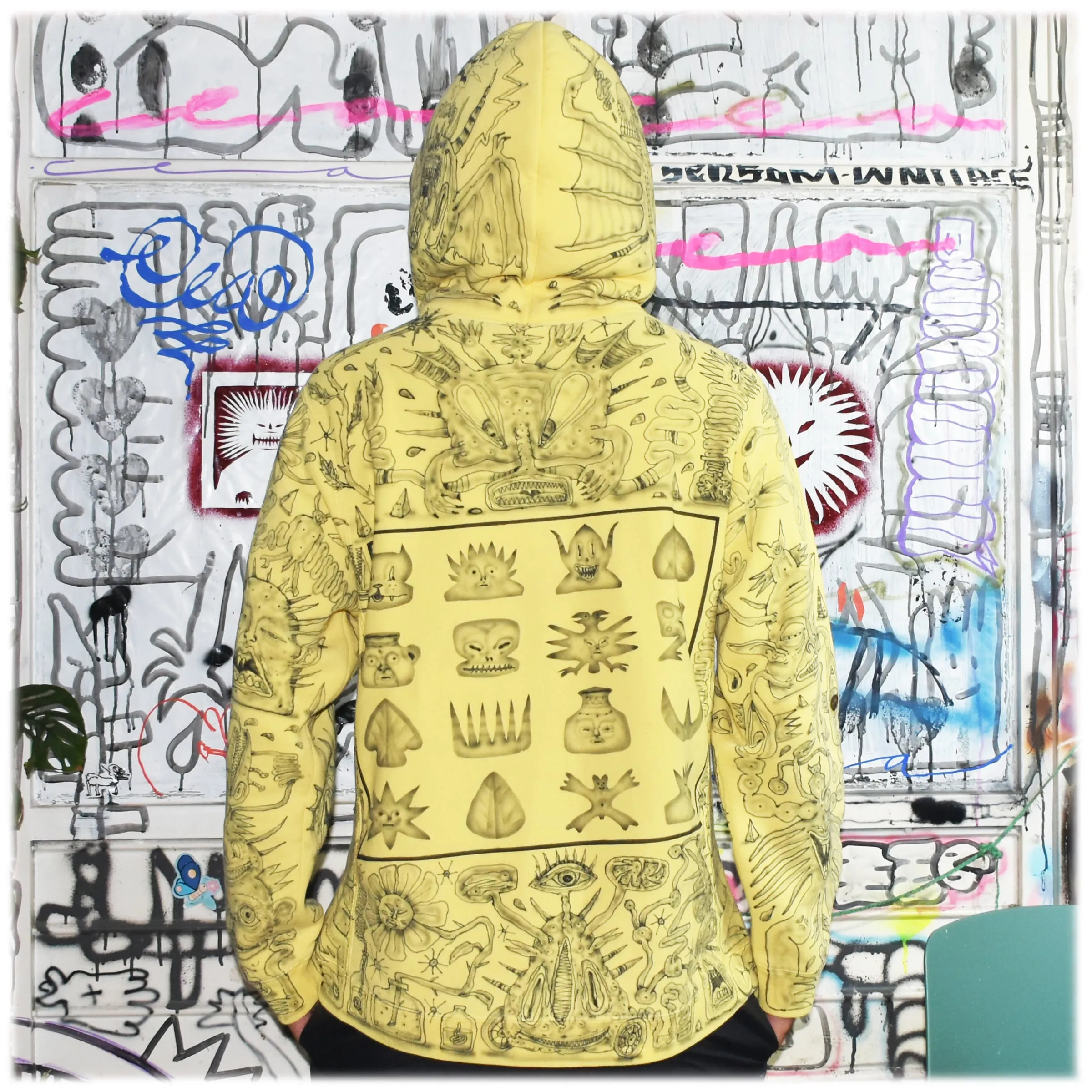 Sudadera amarilla intervenida